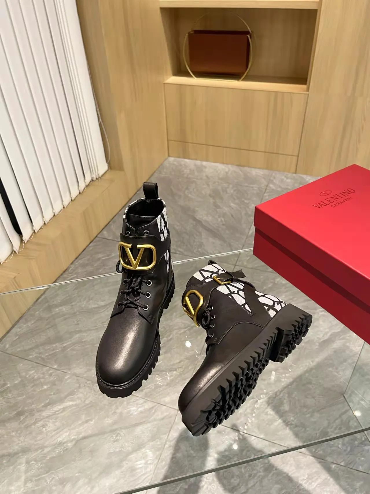 👟👟Ex-factory price 540👟👟 𝑉𝐴𝐿𝐸𝑁𝑇𝐼𝑁𝑂 Valentino's new autumn and winter Martin boots. The unique [V logo fabric print pattern] brings out a full sense of high-end, worth buying★Absolutely high-grade❥Original method Absolute sensibility❥Elegant style Create a different feeling, simple and elegant style!  Fabric: fabric printed cloth + imported cowhide. Lining: inner sheepskin. Bronze large buckle with high-end printing. Color: black, brown. Size: 35-41. (42 customized items cannot be returned or exchanged)